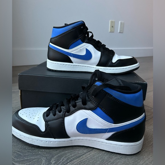 Nike Air Jordan 1 Mid
Men’s Size 9 - Picture 5 of 8
